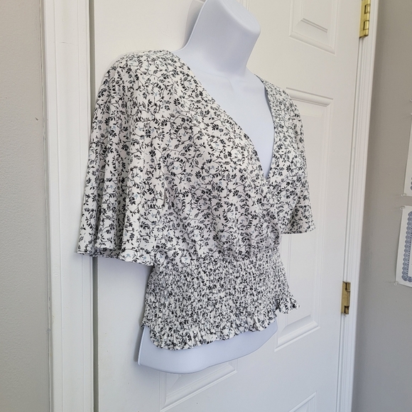 Melrose And Market V Neck Ruched Flutter Sleeve Floral Print Crop Top Size S - Picture 3 of 10